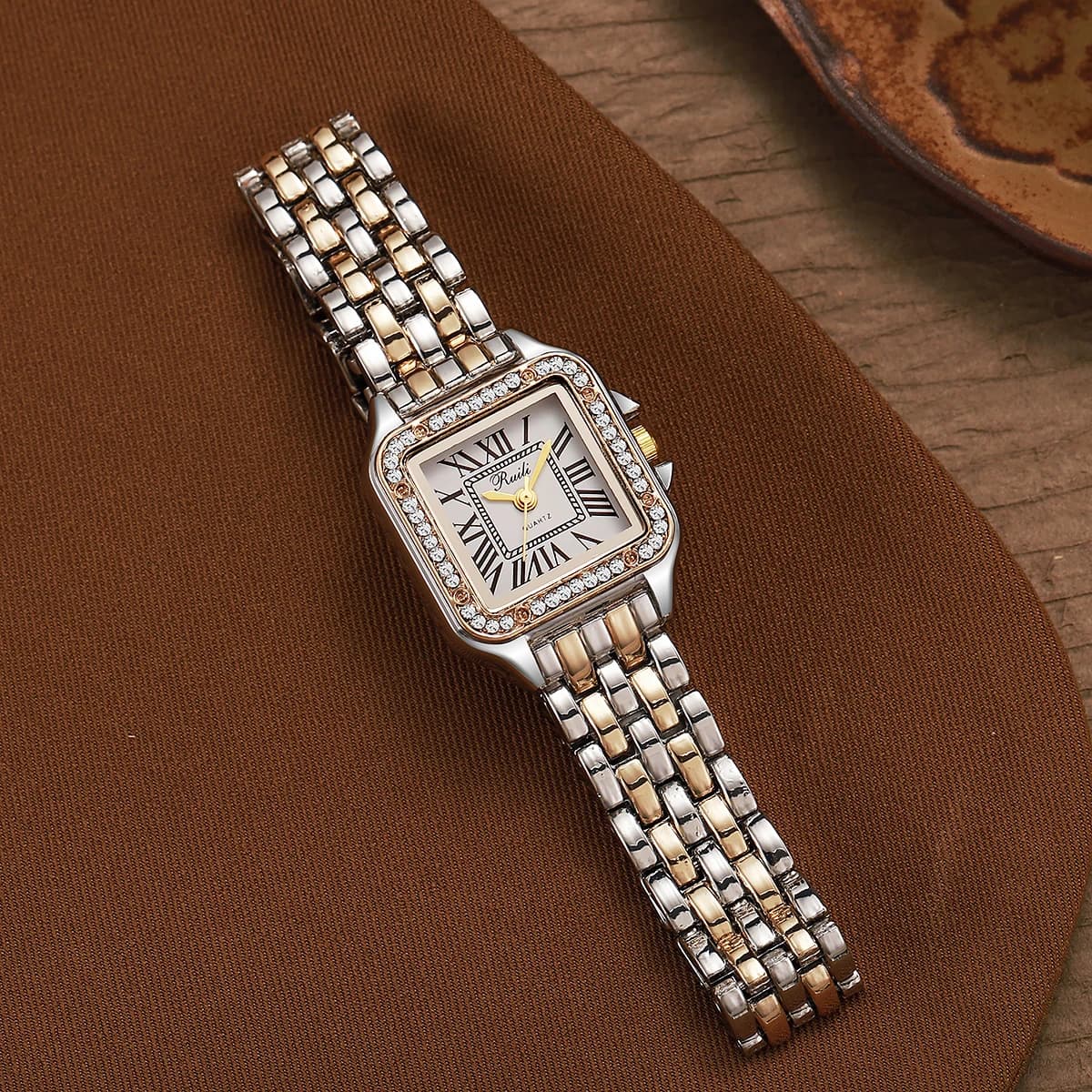 Nuova moda casual in acciaio legato con braccialetto di diamanti per orologio al quarzo da donna per regali di Natale e Halloween