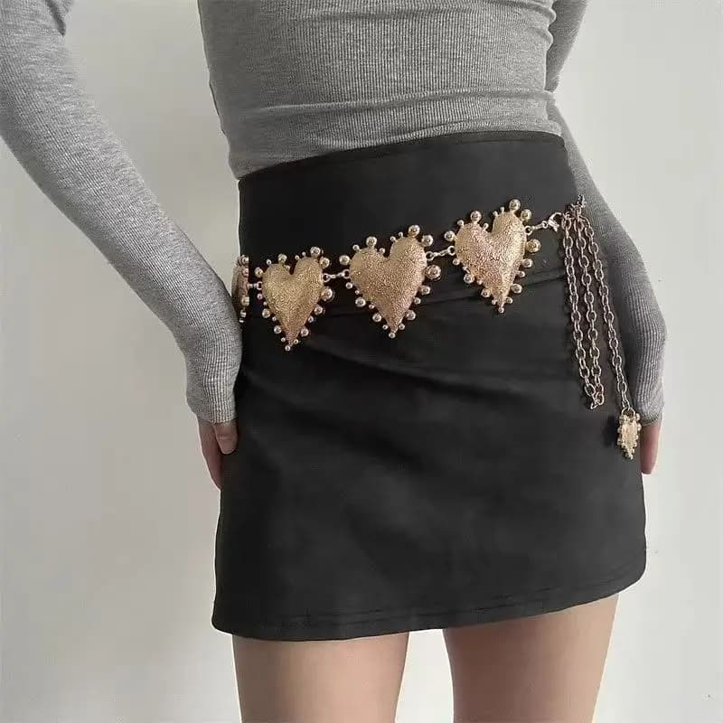 Una catena in vita da donna di fascia alta: una cintura in metallo audace con un design a cuore oversize, aggiunge un tocco unico ed elegante