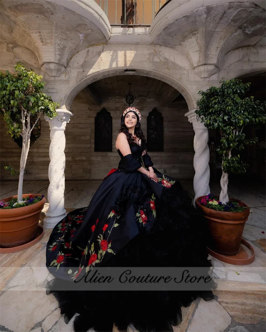 Squisito abito messicano nero Quinceanera in raso ricamato con volant cristalli a strati abiti da principessa abito da ballo personalizzato