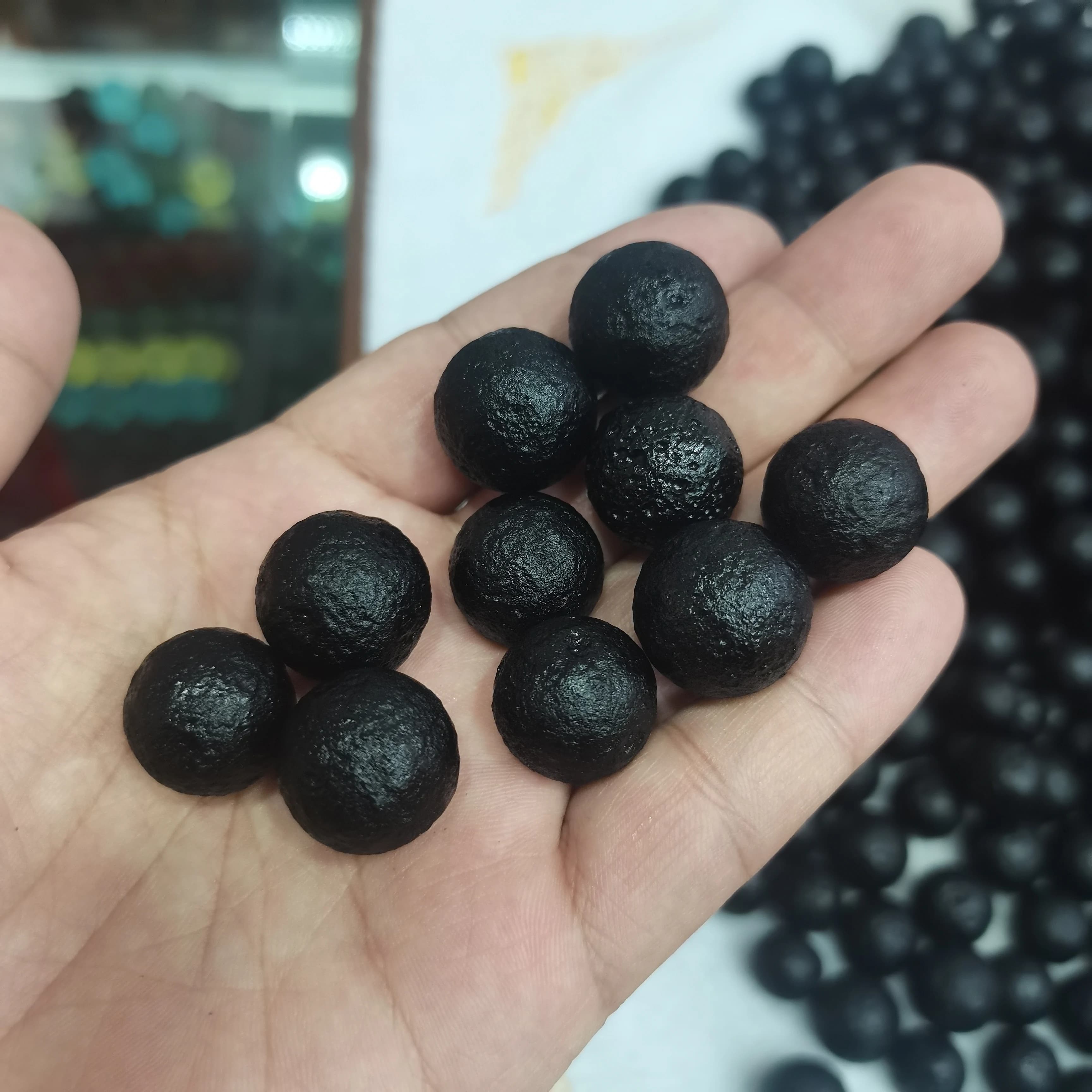 5 pezzi di pietre preziose grezze di meteorite ceche nere, sfere di cristallo, rocce di lava grezze in vendita 16-20 mm