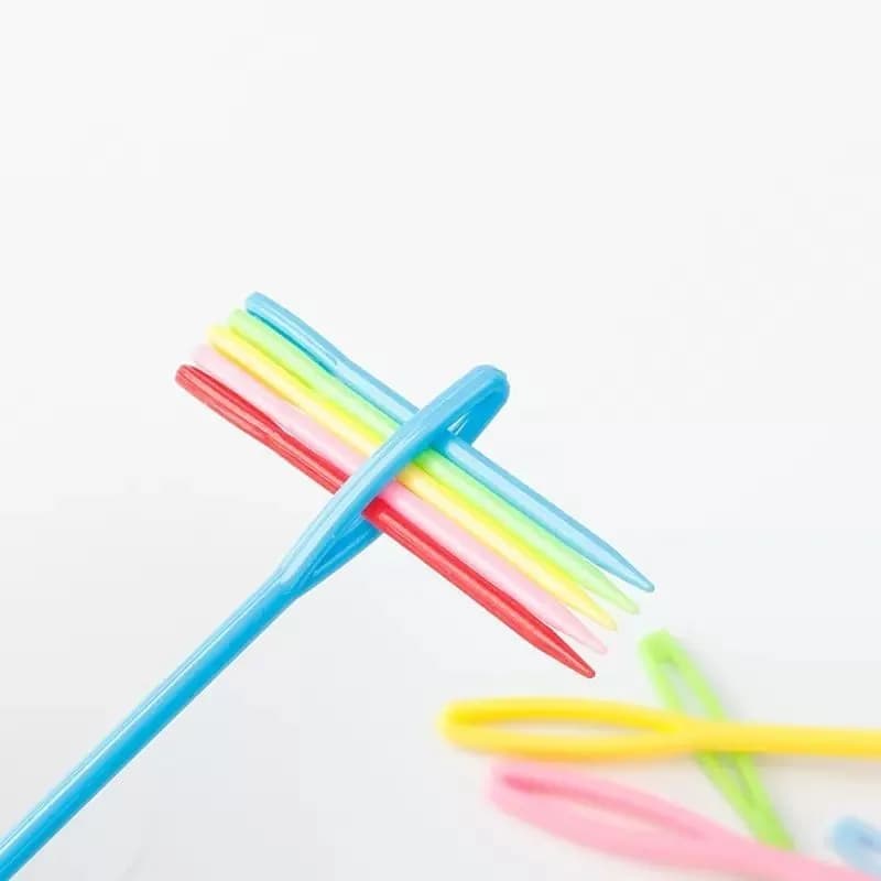 100 pcs 5.5cm Plastic Sewing Needles with Lightweight Plastic, ideal for Kids Sewing Learning and Knitting Yarn Sewing