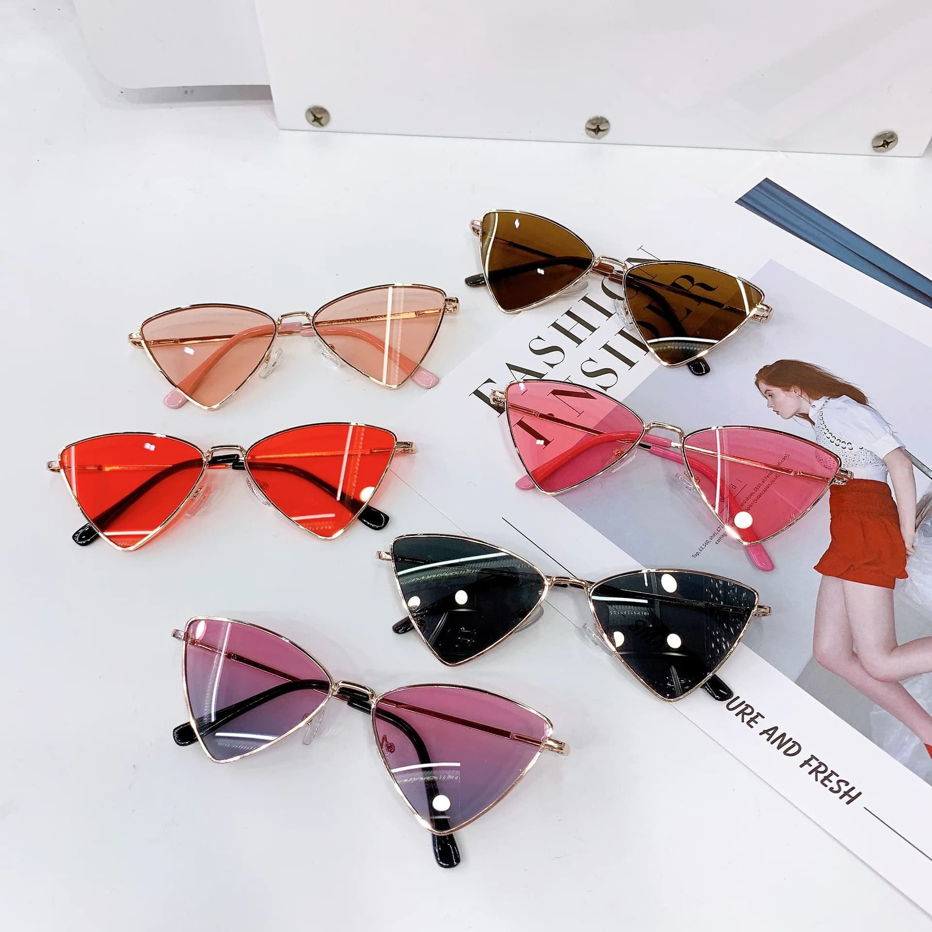 2025 Protezione UV400 Occhiali da sole Colori lampeggianti Bambini Triangolo piccolo Occhiali da sole per bambini Cornice piccola Street Style