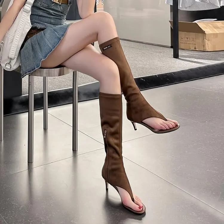 2026 Primavera Estate Bocca di pesce Sandali con punta a clip Stivali skinny al ginocchio da donna Moda Tacco alto Cerniera laterale Stivali freddi da donna