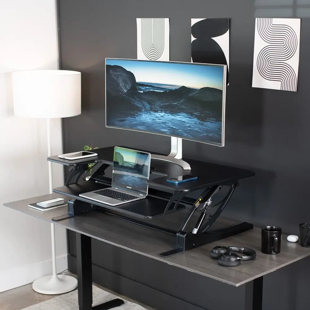 Convertitore per scrivania regolabile in altezza da 42 pollici, serie V, postazione di lavoro con doppio monitor da tavolo per passaggio rapido da seduto a in piedi, nero