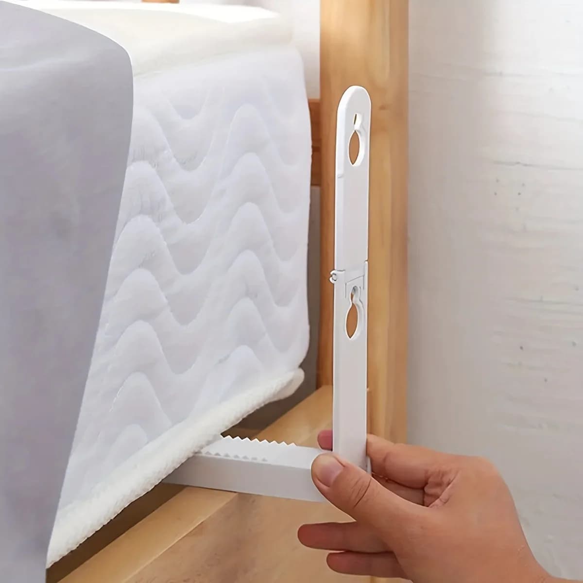 Set of 4 Foldable Bedding Clips with Adjustable Height, Needleless Clips and Without Tracks, Bedding Clips for Home Use