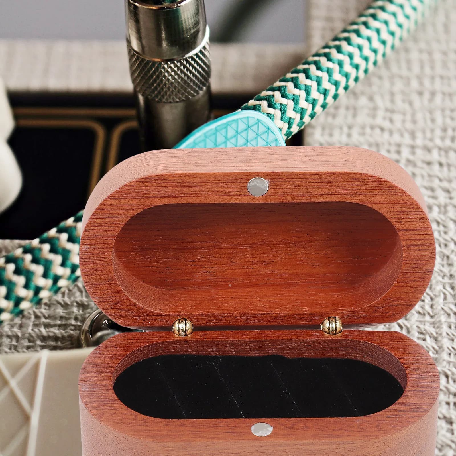 Scatola in Legno per Plettri, Porta Plettri Artigianale in Legno Massello con Finitura Liscia, Contenitore per Conservazione Organizzata e Sicura dei Plettri