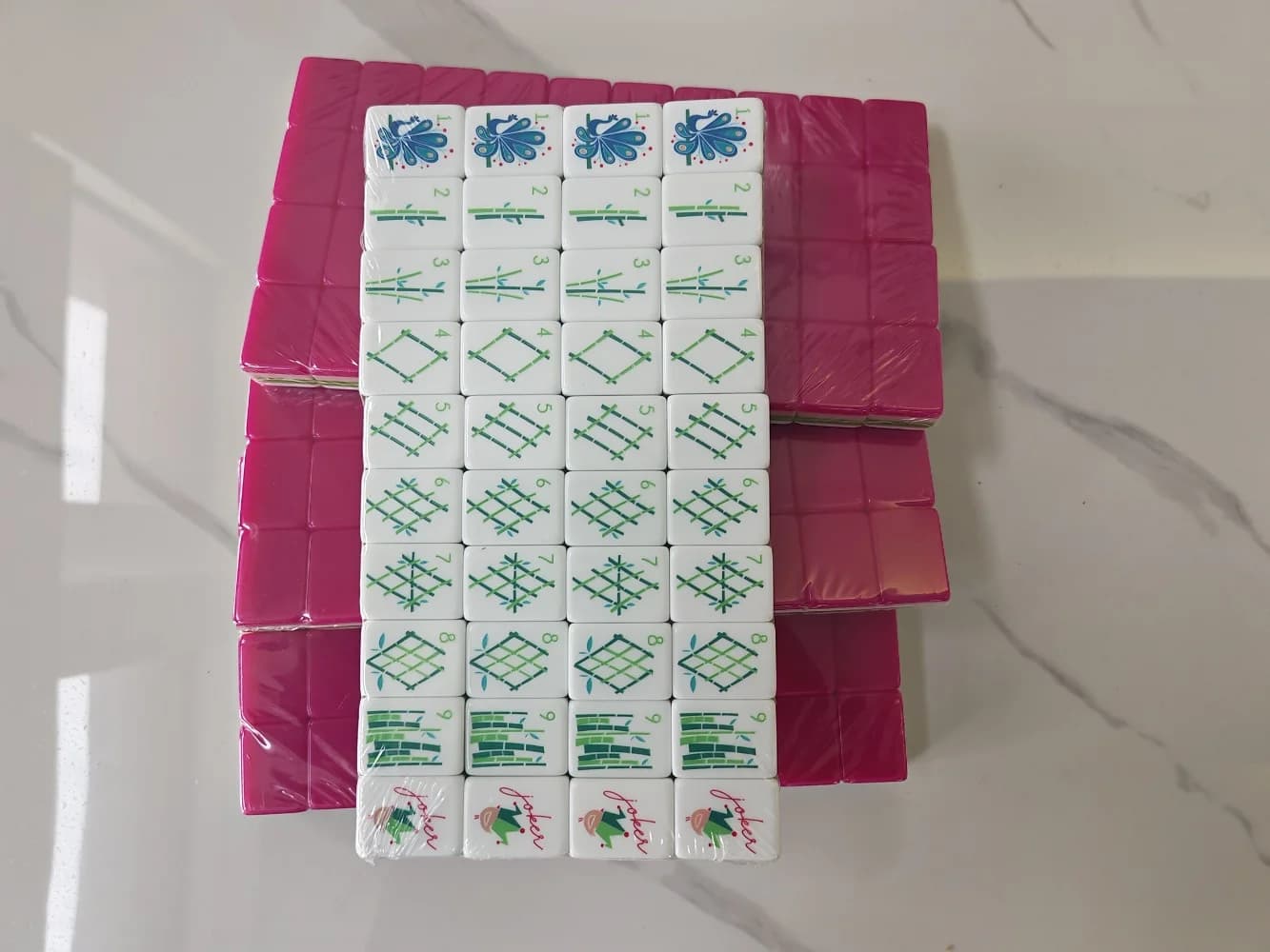 Set di Mahjong Americano di Lusso in Acrilico Fucsia a 4 Livelli, 160 Tessere, Gioco da Tavolo per Viaggi e Tempo Libero, Regalo Sorpresa