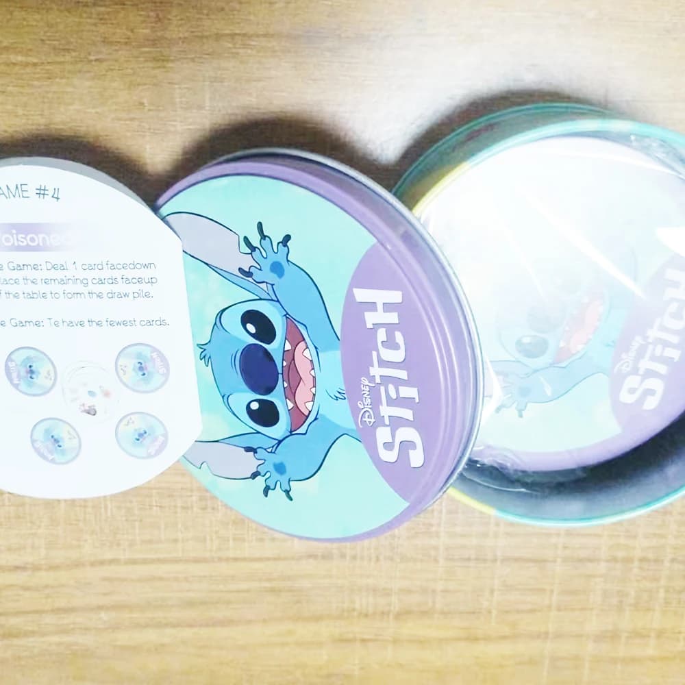 Disney Stitch Iron Box Card Nuovo Gioco di Carte da Tavolo per 2-8 Giocatori, Regalo per Famiglie, Vacanze, Campeggio, Natale e Halloween, Regali per Bambini