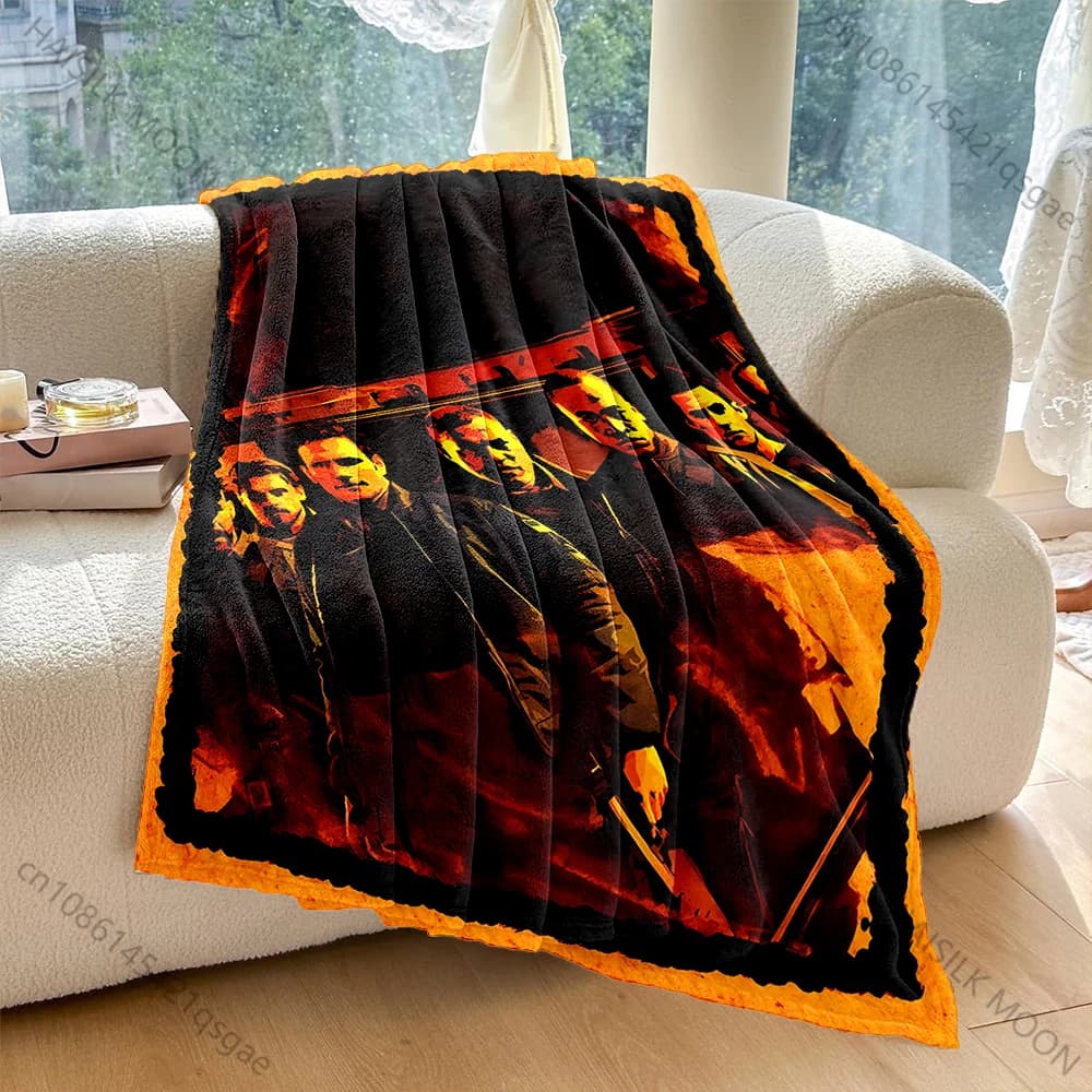 Uomini che impugnano pistole, atmosfera tesa. Stampa per adulti e bambini. Coperte calde per casa, viaggio, auto. Morbide e confortevoli. Adatte a tutte le stagioni.