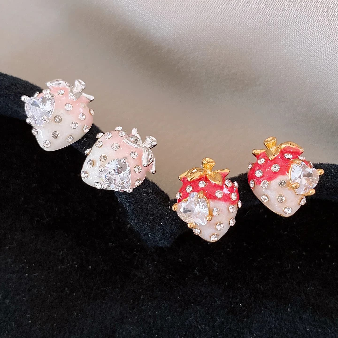 Orecchini a bottone con fragola placcati in oro 18 carati per le donne Dainty Sweet Cute Heart Zircone Strass Orecchini a bottone Regalo di gioielli di compleanno