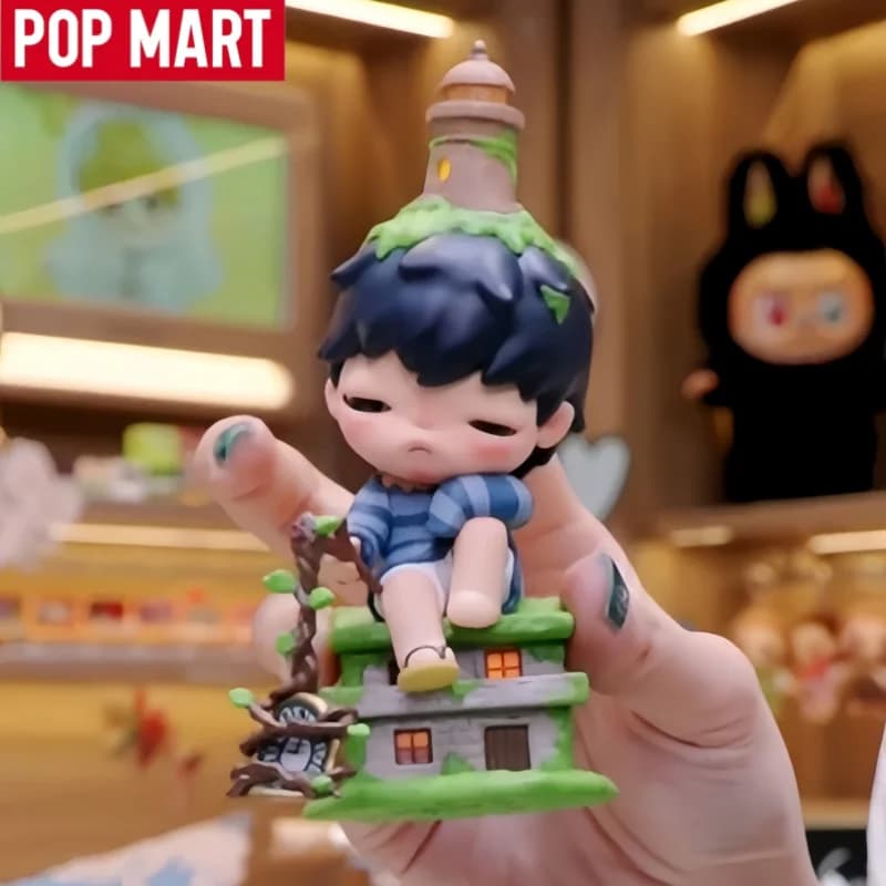 POP MART Hirono Serie Behind Time Blind Box, Action Figure Anime, Bambole Designer da Collezione, Giocattolo da Scrivania, Regalo per Ragazze
