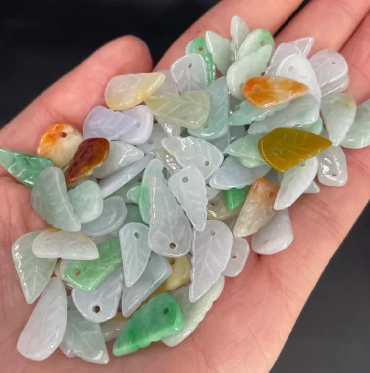 10PC Giada Naturale Smeraldo Tricolore Foglia Perlina Accessori FAI DA TE Braccialetto Orecchino Gioielli Moda Intagliato A Mano Amuleto Della Fortuna Personalizzato