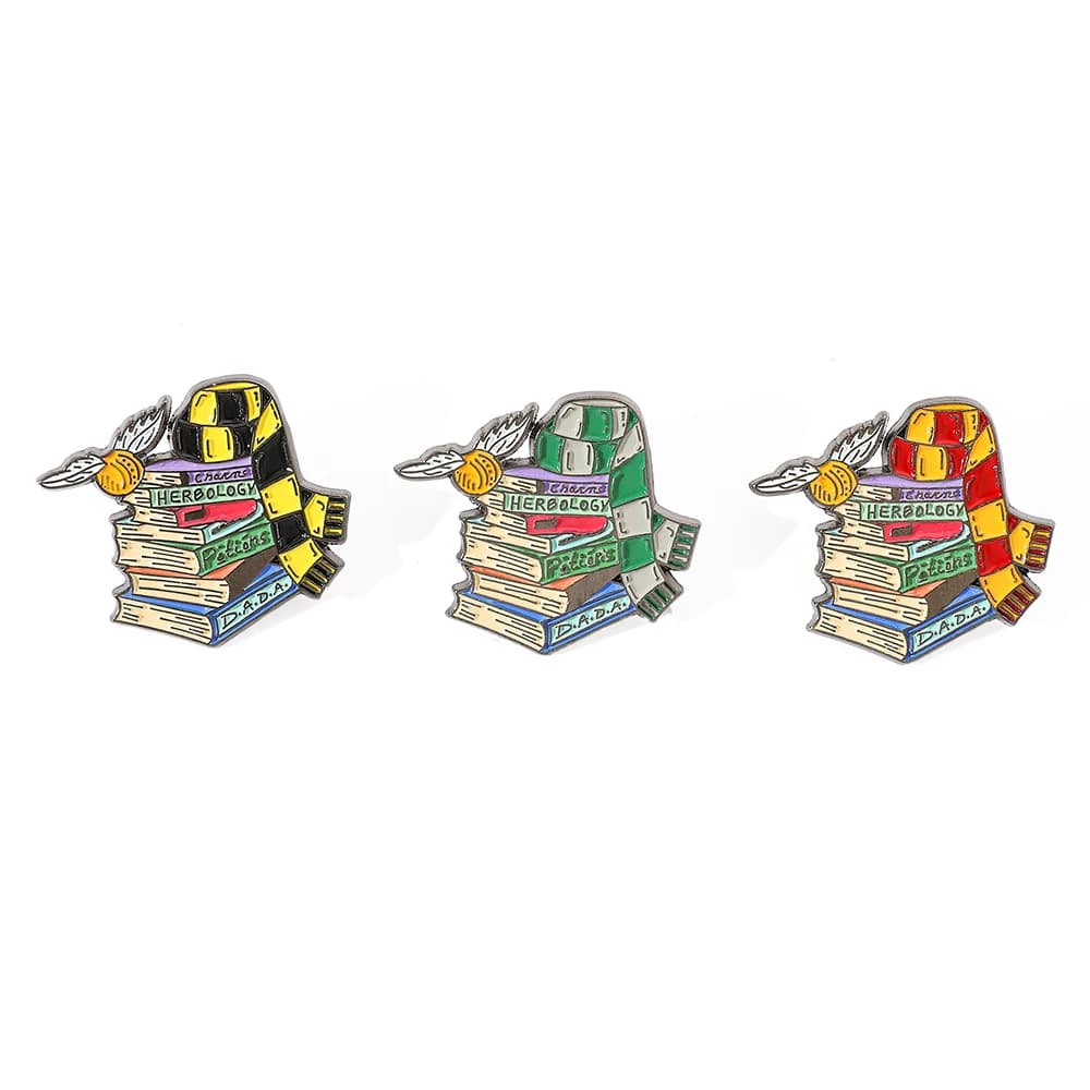 1 pz Spilla in smalto Mondo dei Libri Magici, Stemma per sciarpa o zaino a tema Scuola di Magia e Streghe, Regalo per Bambini e Amici