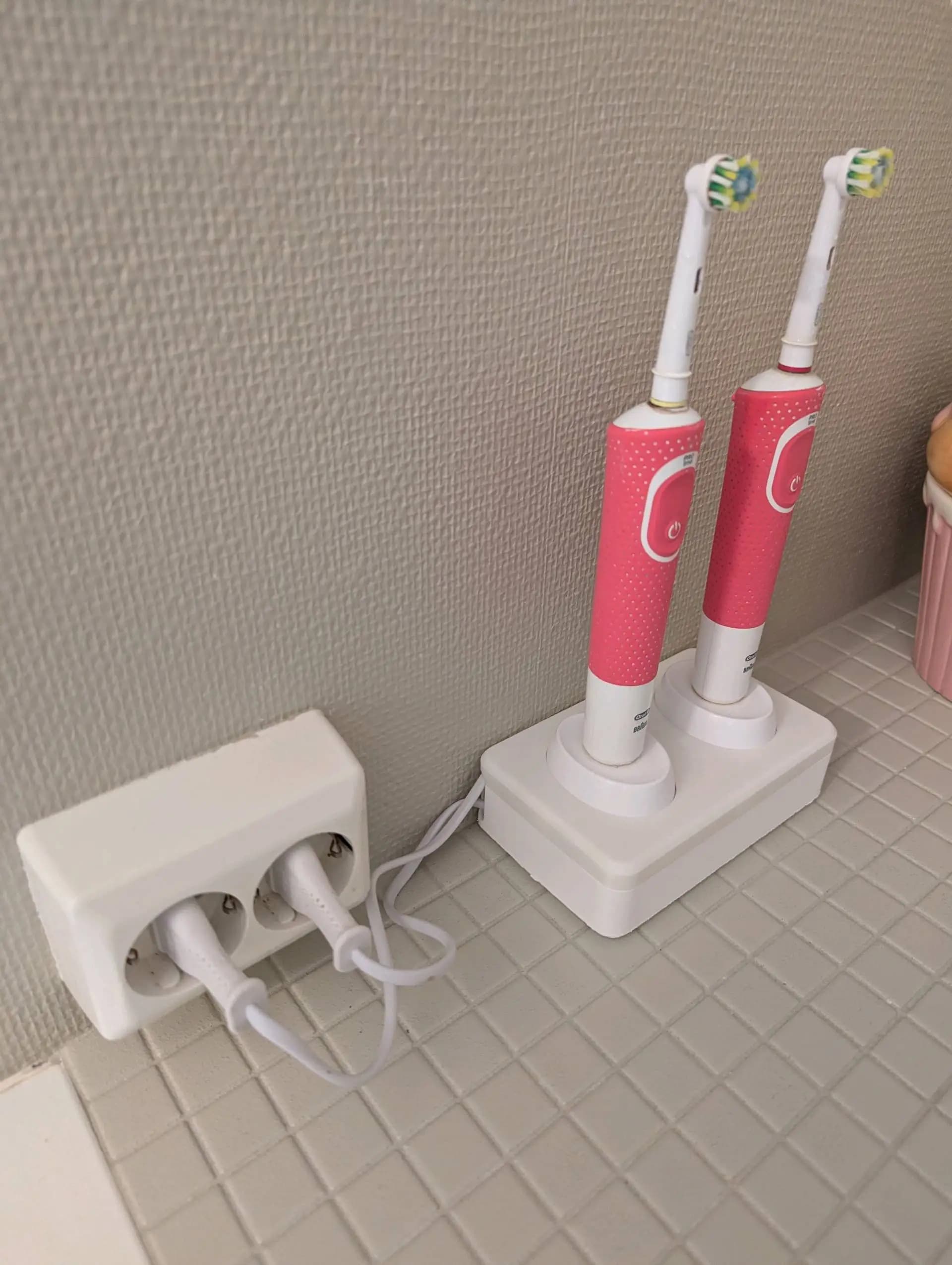 Supporto per spazzolini da denti con doppia stazione di ricarica stampato in 3D, organizza due caricabatterie contemporaneamente, design elegante da appoggio per il bagno