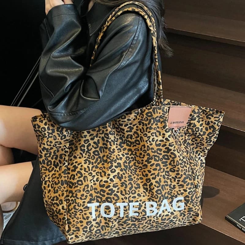 Canvas tote bag with leopard design, Korean popular woman axilla shoulder bag, daily commuter bag with large capacity letters