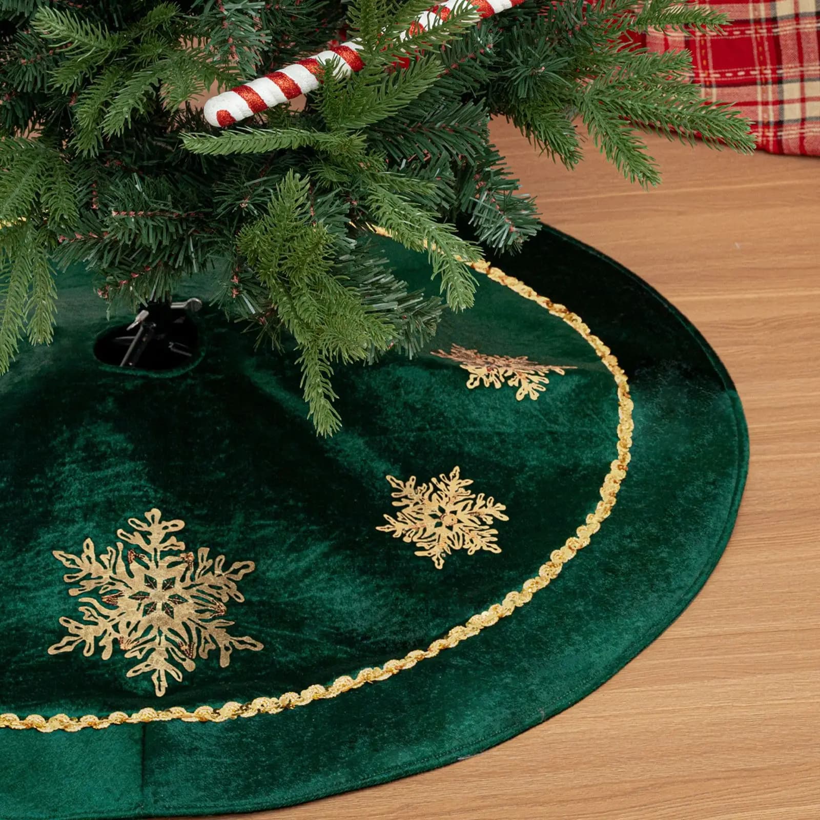Christmas tree skirt Glittered ornaments with golden snowflakes in green velvet for Christmas tree decoration