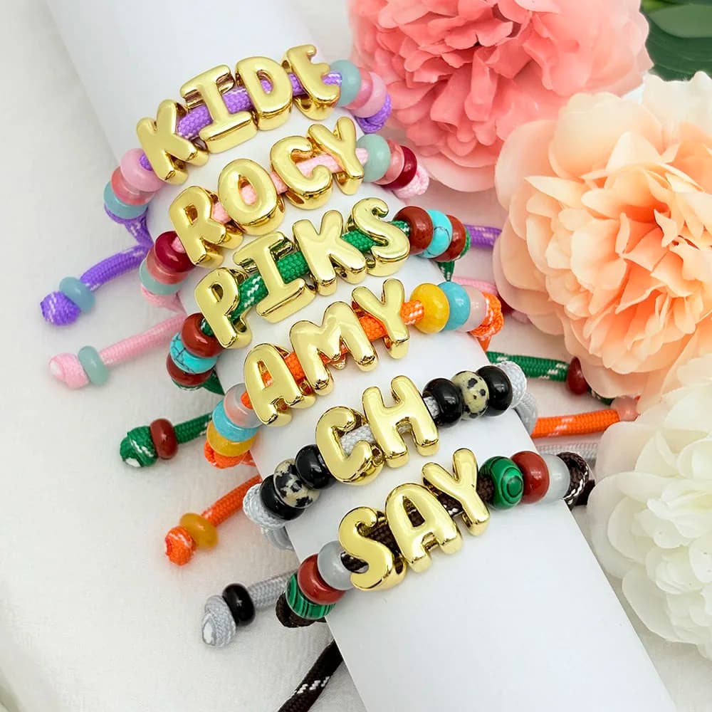 Braccialetto Intrecciato con Lettere Colorate Personalizzate per Donne, Braccialetto Fai-da-Te con Corda, Gioiello Estivo con Perline e Charm Personalizzato con Nome, Regalo