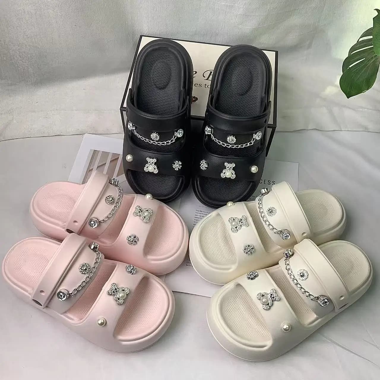 Nuovo set transfrontaliero a tema orso argentato con sandali a doppia fascia e suola spessa per l'estate, adatti per uso interno ed esterno, versatili ciabatte da spiaggia in EVA da donna