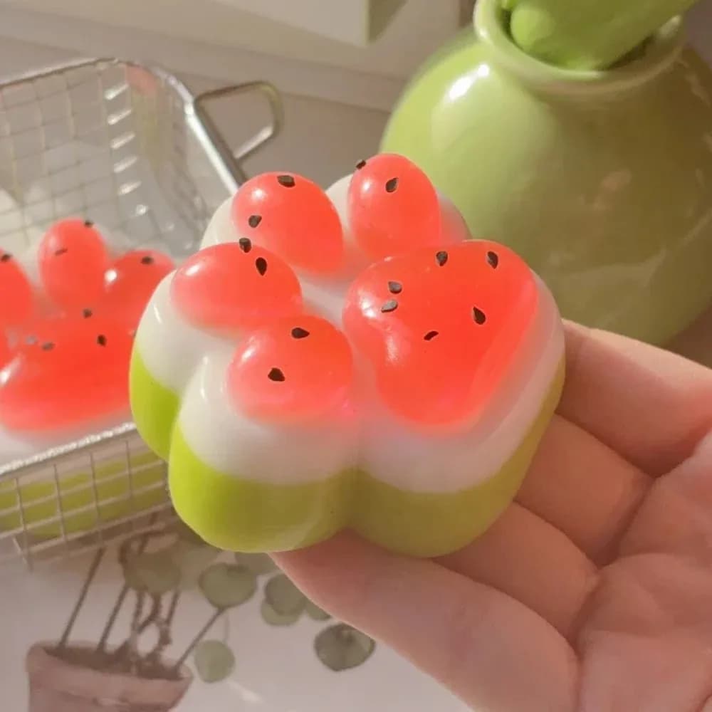 Offerta Estiva: Antistress Morbido a Forma di Zampa di Gatto Anguria - Giocattolo Sensoriale Mochi Squeeze Carino e Divertente, Regalo per Bambini e Adulti
