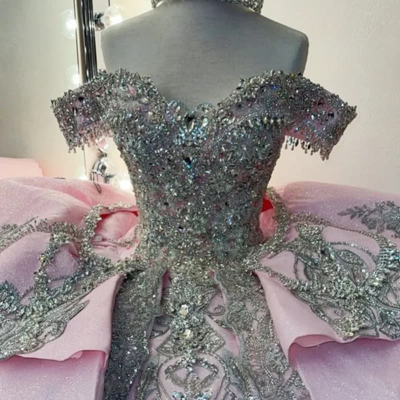 Abito Quinceanera rosa con spalle scoperte Decalcomania glitter in cristallo di pizzo Coda lunga Fiocco abiti da 15 Quinceanera Personalizza
