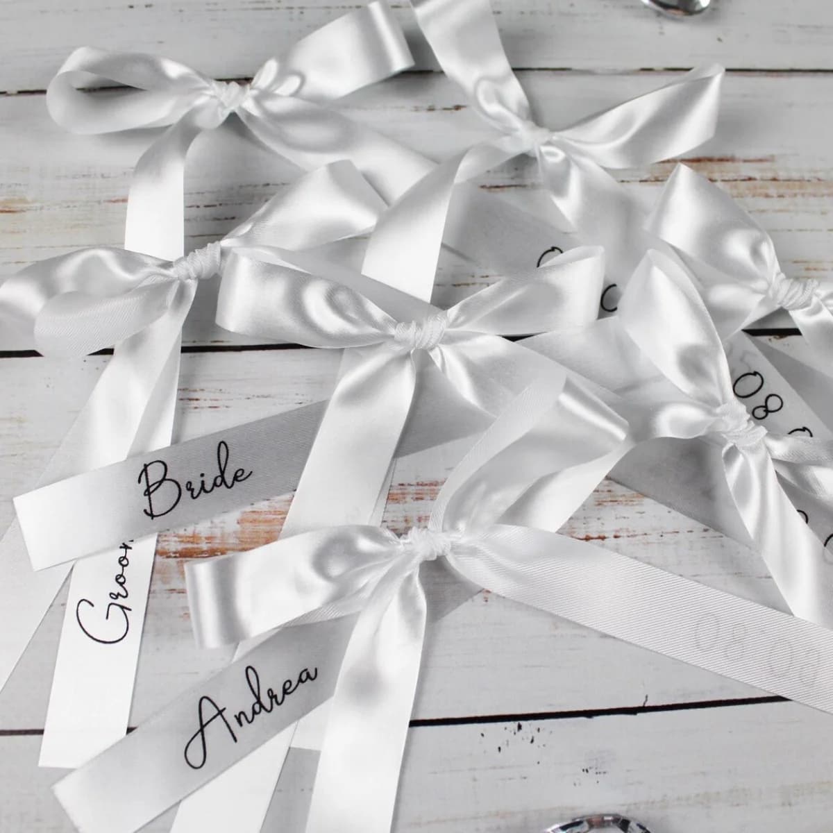 12 etichette personalizzate per bicchieri da vino per matrimoni con fiocchi in nastro di raso, segnaposto con nome personalizzato da 15 mm per bicchieri da champagne, Ev unico