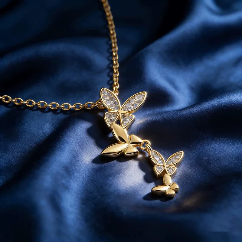 Collana con ciondolo a forma di farfalla in cristallo placcato oro, stile lusso leggero, con catena a clavicola, per donna, regalo per matrimonio, compleanno, anniversario, festa.