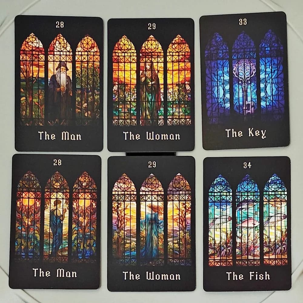 Mazzo di 44 Carte Oracolo Lenormand in Stile Vetro Colorato 9x6cm con Carte Extra Uomo/Donna e Carte Speciali, Tema Chiesa Gotica