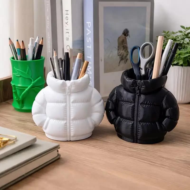Set di 1 portapenne e sottobicchiere a forma di piumino stampato in 3D – Divertente organizer da scrivania per scuola, casa e ufficio (110 caratteri)