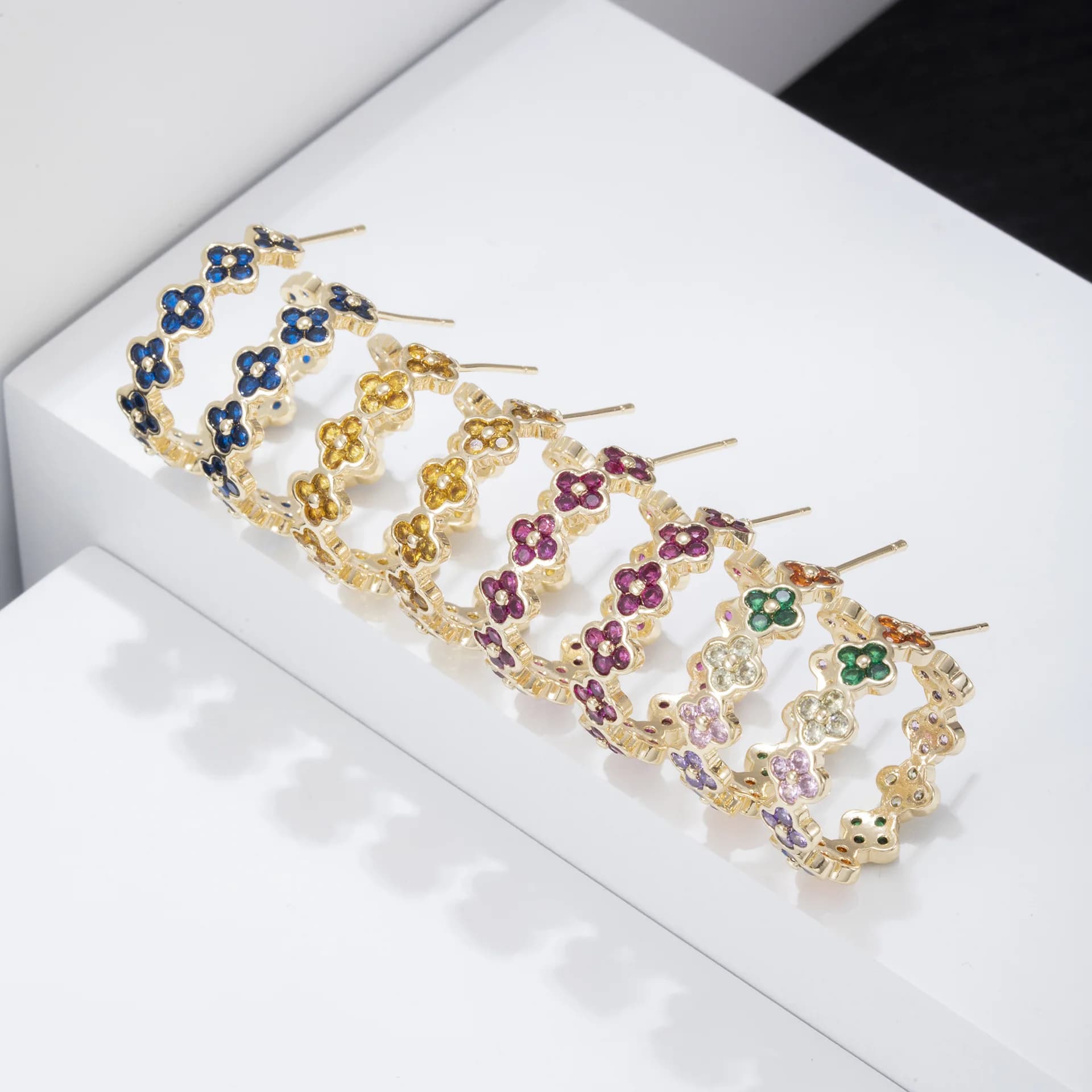 Orecchini a gancio con fiore in cristallo dal design originale classico per le donne Accessori per orecchini di gioielli in acciaio inossidabile di moda all'ingrosso