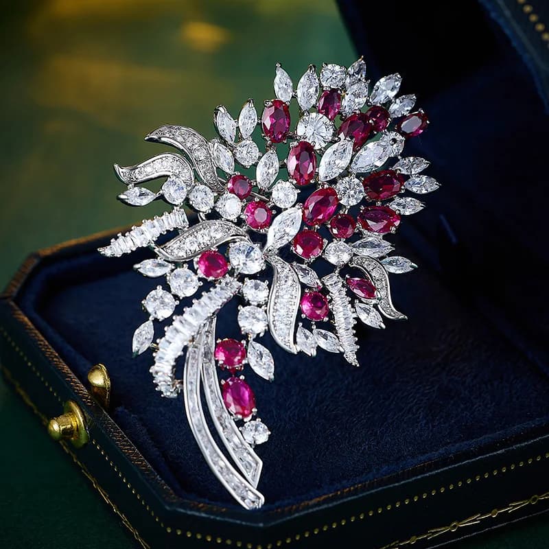 Spilla a forma di fiore viola con zirconi di corindone rosso di lusso leggero di fascia alta per le donne Spilla accessoria per giacca di gioielli eleganti di lusso