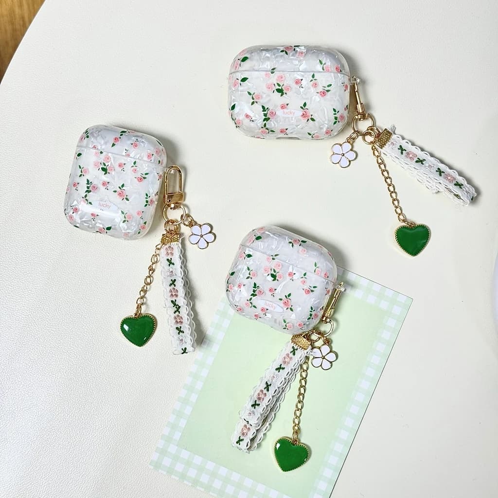 Custodia Protettiva per Auricolari AirPods 1 o 2, 4 Pro, 2 Pro, 3 con Motivo Floreale a Rosa Rosa Fresca e Ciondolo a Cuore in Pizzo