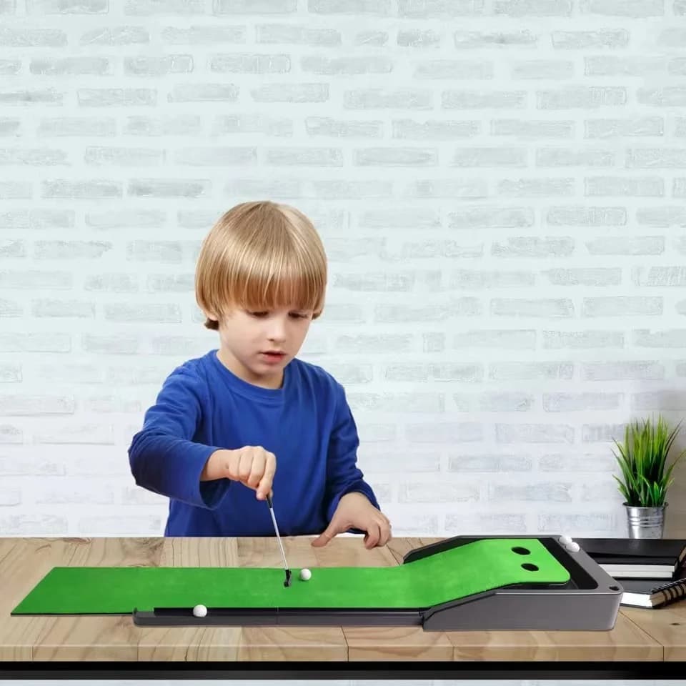1 set di accessori include una stecca da golf, quattro mini supporti per stecca da golf, e un pratico tappetino antiscivolo portatile per il gioco della stecca da golf.