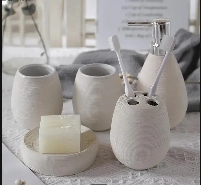 Set da Bagno in Ceramica Bianca 5 Pezzi: Dispenser Sapone, Bottiglia Lozione, Bicchiere, Porta Spazzolino e Porta Sapone