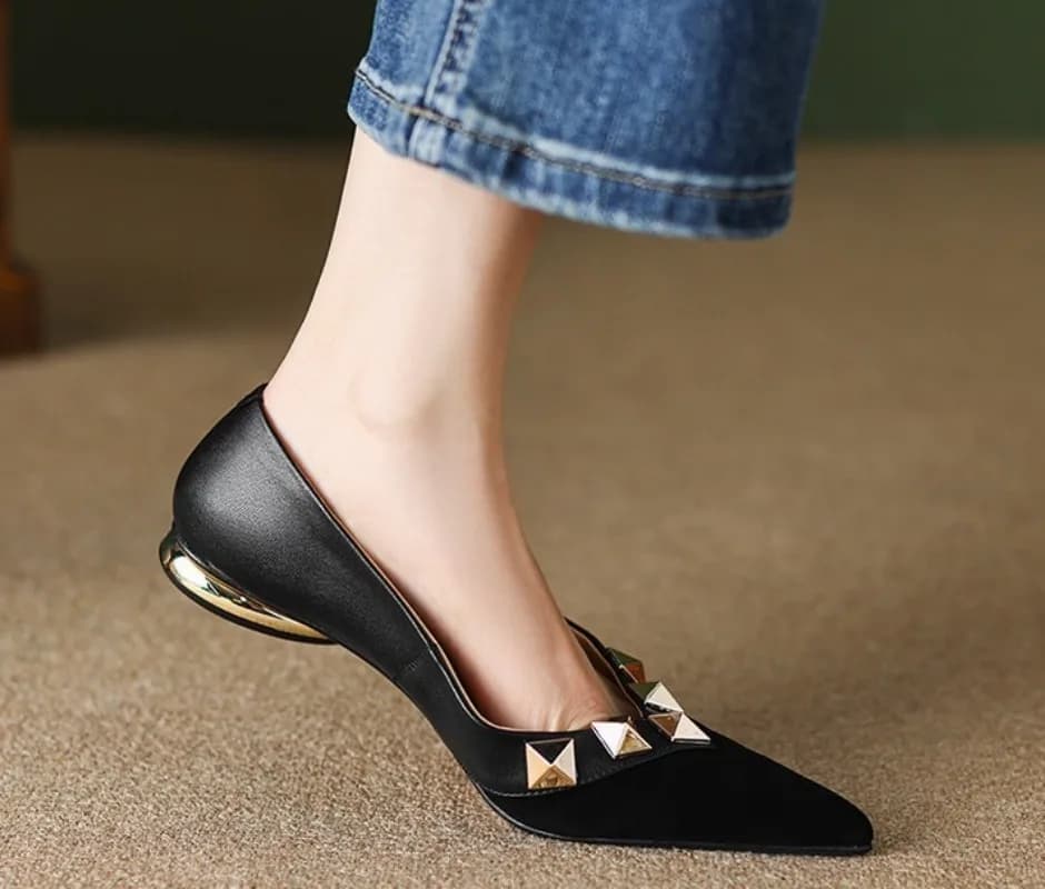 New Spring Autumn Women Moccasins Retro Rivet Pointed Toe 1.5cm Flat Comfortable Casual Shoes 2026