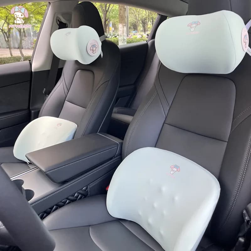 Cuscino per il collo e supporto lombare Sanrio in memory foam, cuscino per poggiatesta e schienale auto, universale per tutte le stagioni.