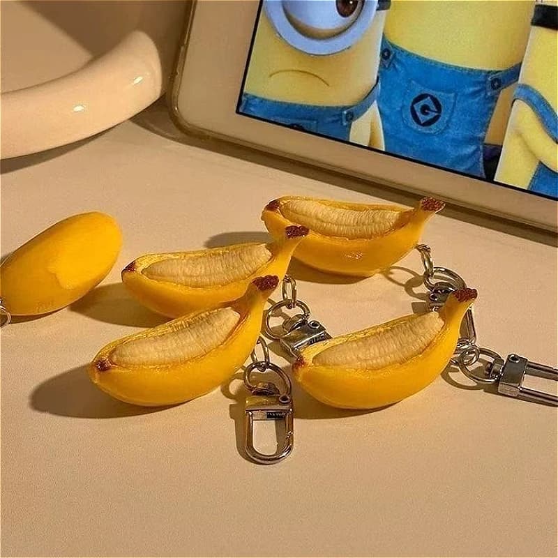 2 Pezzi Portachiavi Creativo a Forma di Banana Semi-Sbucciata 3D, Simpatico Portachiavi a Cartone Animato, Divertente Ciondolo per Borsa, Elegante Portachiavi per Auto