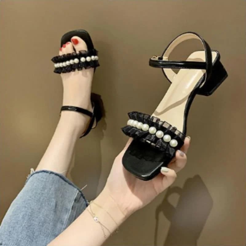 Sandals with wide heel and square tip in lace and pearls, women's summer sandals with single strap and back buckle, elegant and delicate