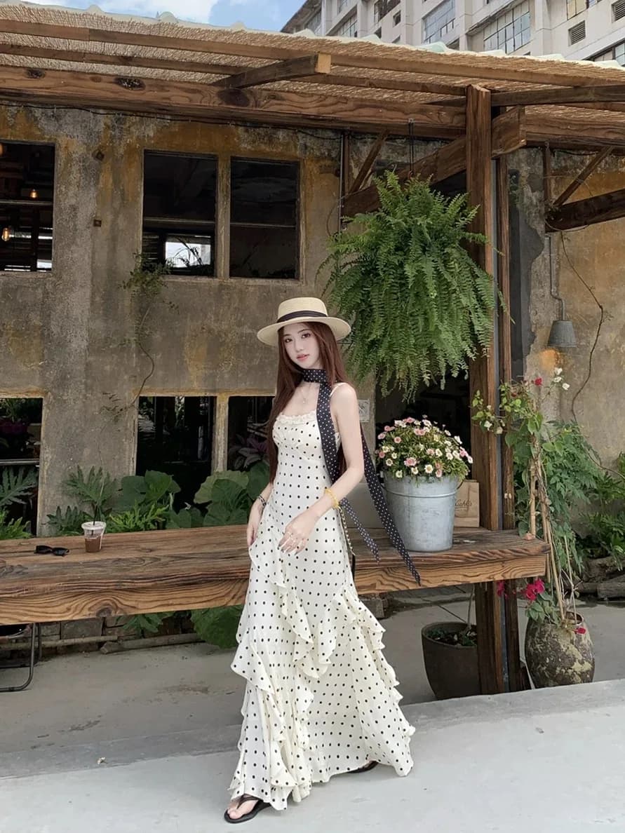 Summer Vacation Style Women's Slim Fit A-Line Long Dress with Lace Trim Halter Neck Sleeveless High Waist Soft Fabric Gown