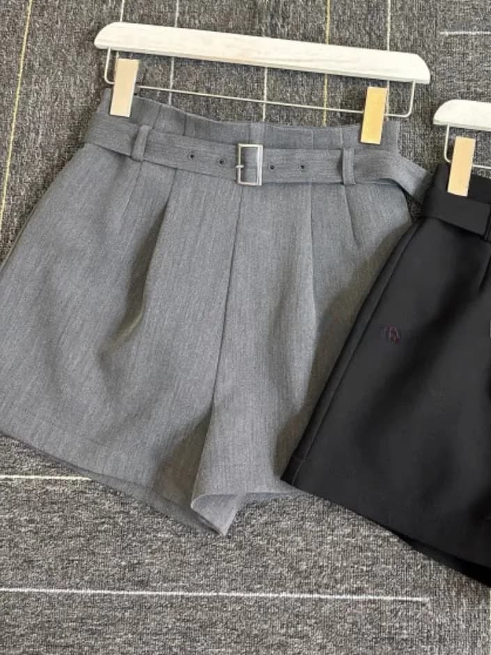 Eleganti pantaloncini casual a vita alta a gamba larga con cintura, in poliestere, viscosa ed elastan, taglio dritto, spessore normale