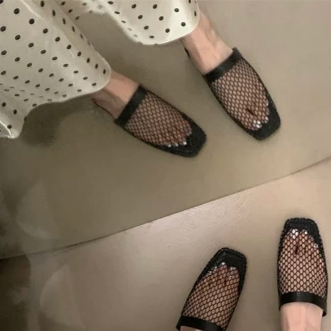 Breathable Flat Bottom Summer Sandals Minimalist Design Woven Fashionable Toe Covering Open Toe Slippers for Women