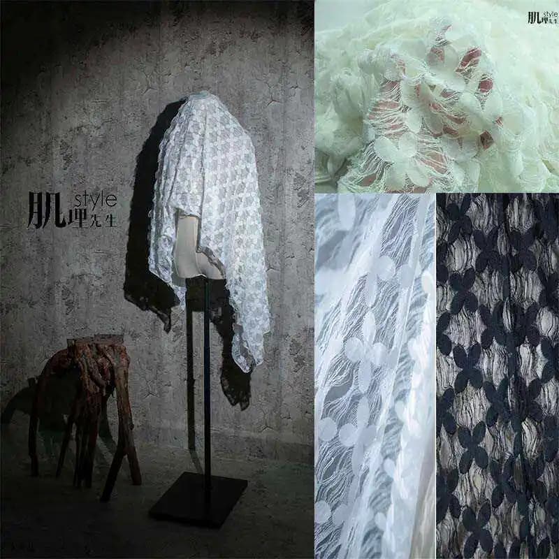 Tessuto a rete a quadri bianco e nero con frange per cucito fai da te, decorazioni di sfondo, tende, abiti, moda, materiale tessile.