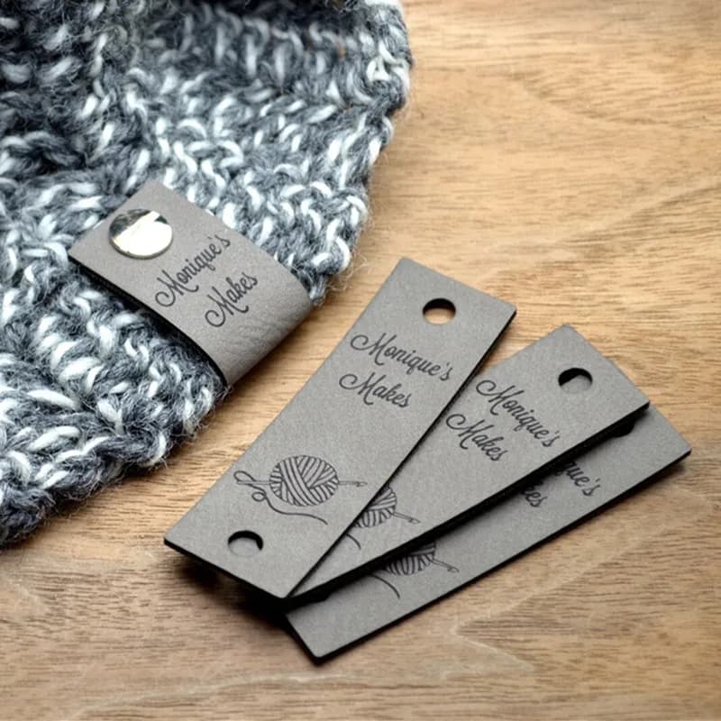 30 etichette in pelle fatte a mano con rivetti, targhette personalizzate con logo per lavori a maglia, uncinetto, cucito, etichette pieghevoli per vestiti, cappelli, borse