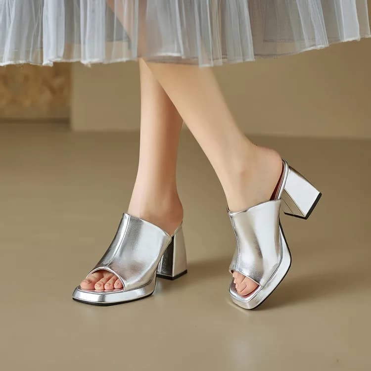 In The Summer of 2026, The New Women's High-heeled Sandals Are Open-toed, and The Simple and Comfortable Slippers Are 32-46.