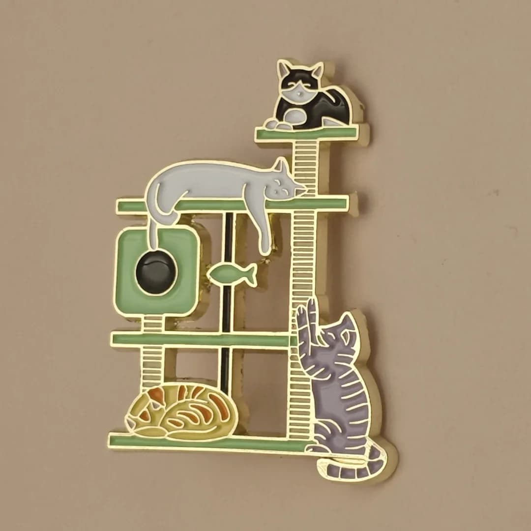 Spilla animale carina e compatta da 1 pezzo, materiale metallico con gatto e albero di gatto, adatta per la coordinazione di abiti da uomo e da donna