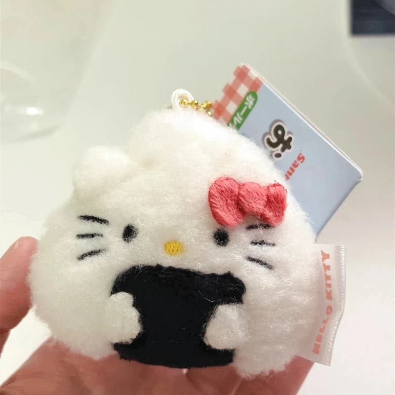 Sanrio 1 pz. Ciondolo Peluche Gatto Hello Kitty Onigiri Sushi Roll, Accessorio Borsa Versatile e alla Moda, Ciondolo Carino