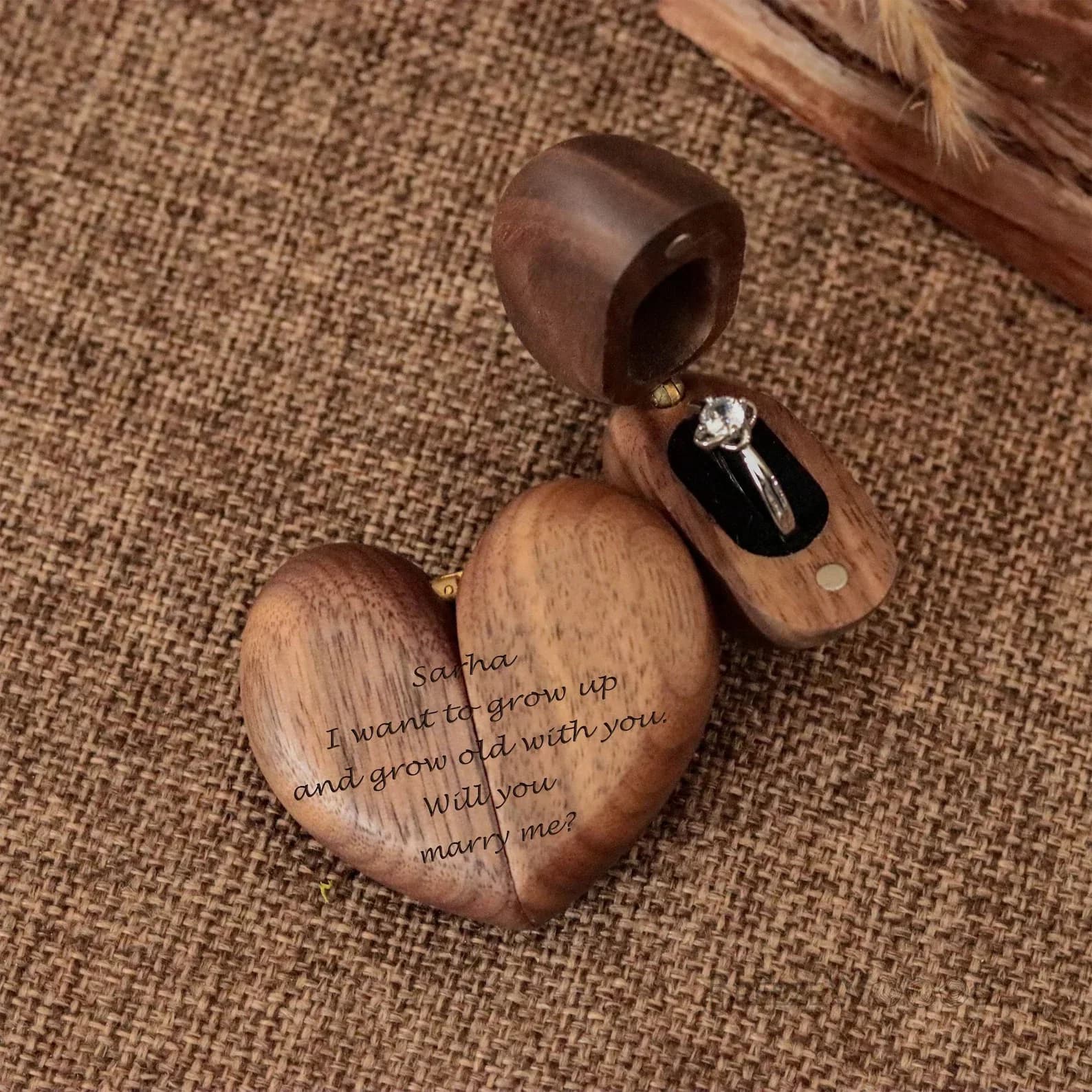 Scatola per proposta di fede nuziale in legno a forma di cuore romantico, personalizzabile per matrimoni, regalo unico per portagioie