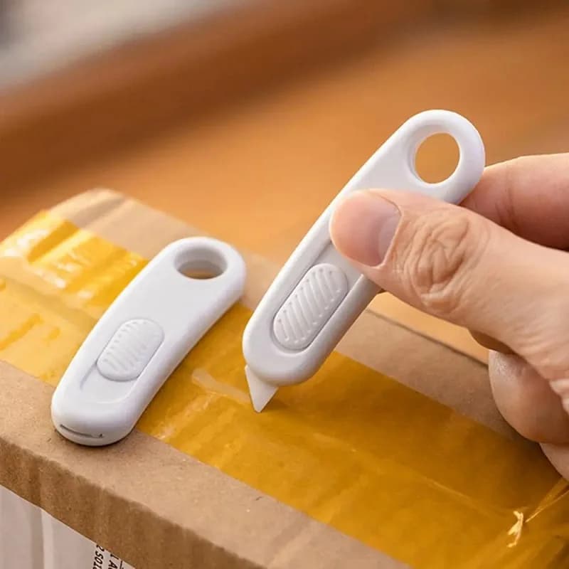 Mini taglierini per carta in ceramica Coltello multiuso Lame sicure Scatola per imballaggio Utensili da taglio per apribottiglie con portachiavi