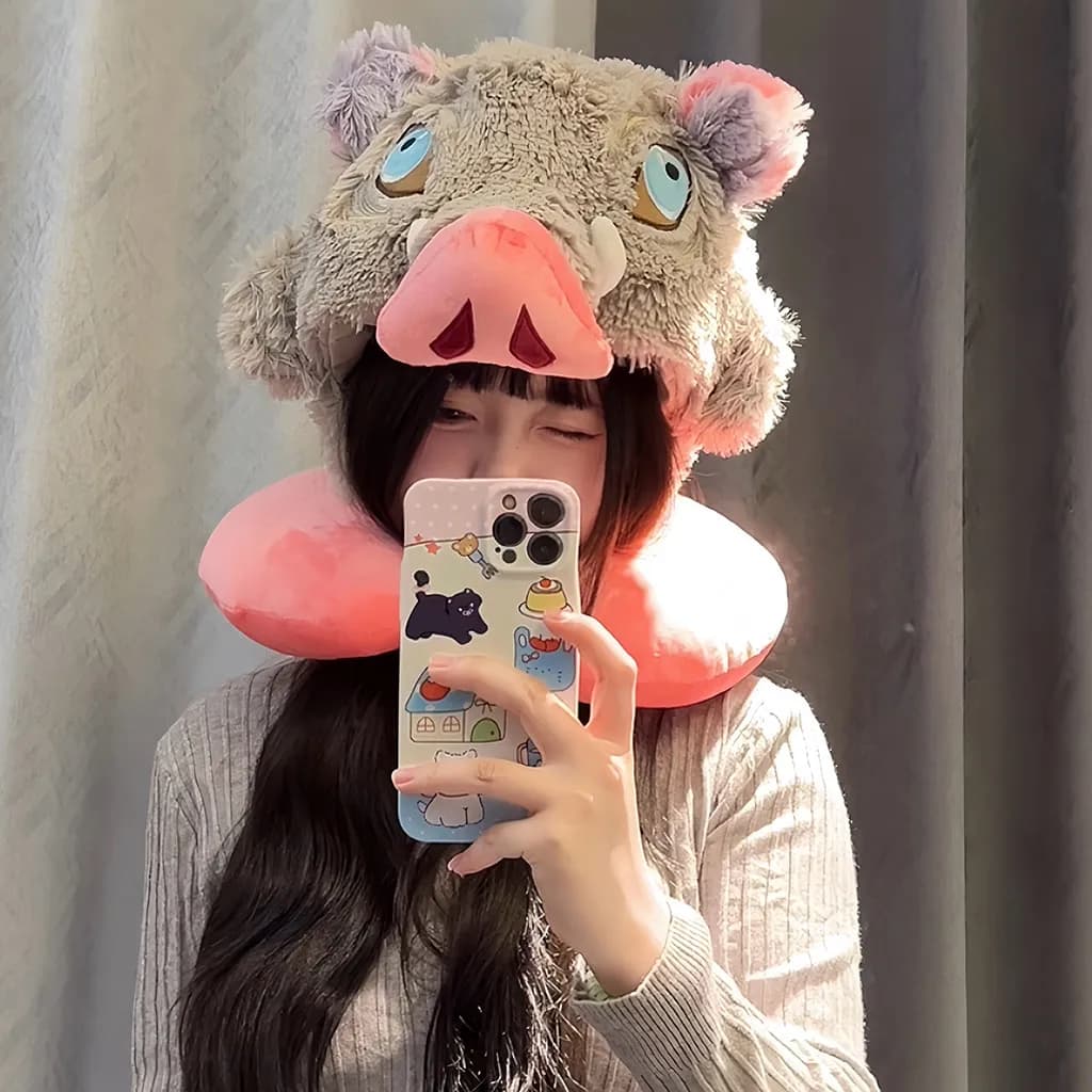 Cappello Peluche a Forma di Testa di Cinghiale Demon Slayer: Accessorio Cosplay, Cuscino da Viaggio a U e Copricapo a Forma di Testa di Maiale