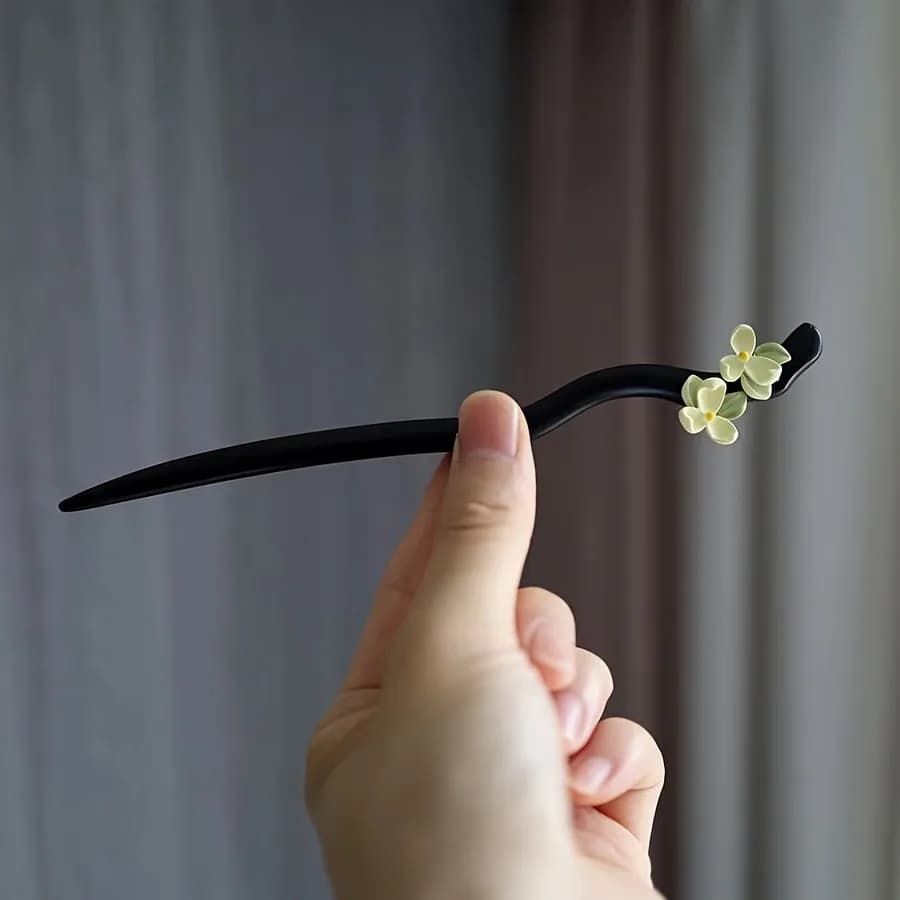 New elegant fork in ancient Chinese style, high-end fork for Qipao and Hanfu, fork with ethnic and refined tassel.