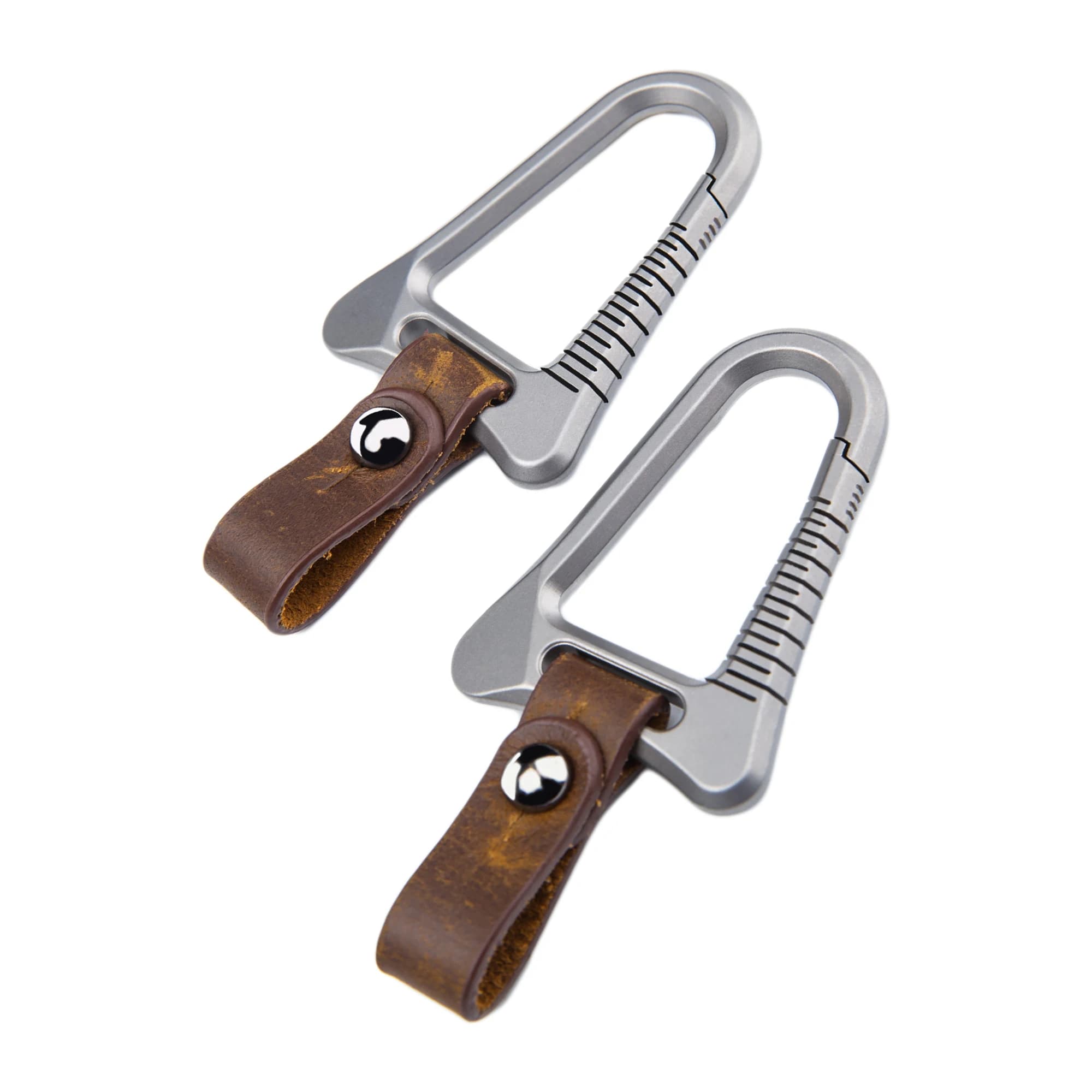 Portachiavi con testa di guerra missile TC4 Ti in pelle pregiata. Moschettone a sgancio rapido con chiusura a scatto in titanio massiccio. Gancio di sicurezza EDC FOB